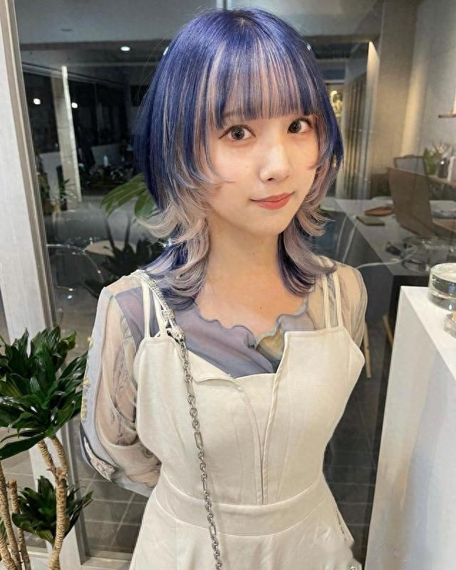 中分露耳短发，齐脖全头烫，齐肩发尾翘短发，狼尾创意染