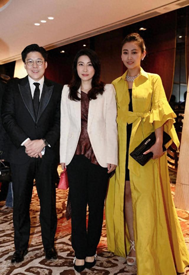 42岁郭晶晶和65岁朱玲玲亲密合照，婆媳一脸富贵相，长的像姐妹