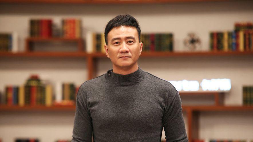 曝二字影帝在卫生间出轨嫩模，胡军评论区沦陷，本人悄悄删评论