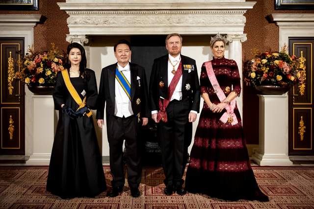 韩国夫人出席荷兰国宴拿出战袍!穿泡泡袖小黑裙美如赫本,美翻了