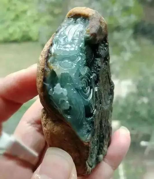 古钱币|令人耳目一新的艺术品，带皮雕刻的翡翠也能那么美！