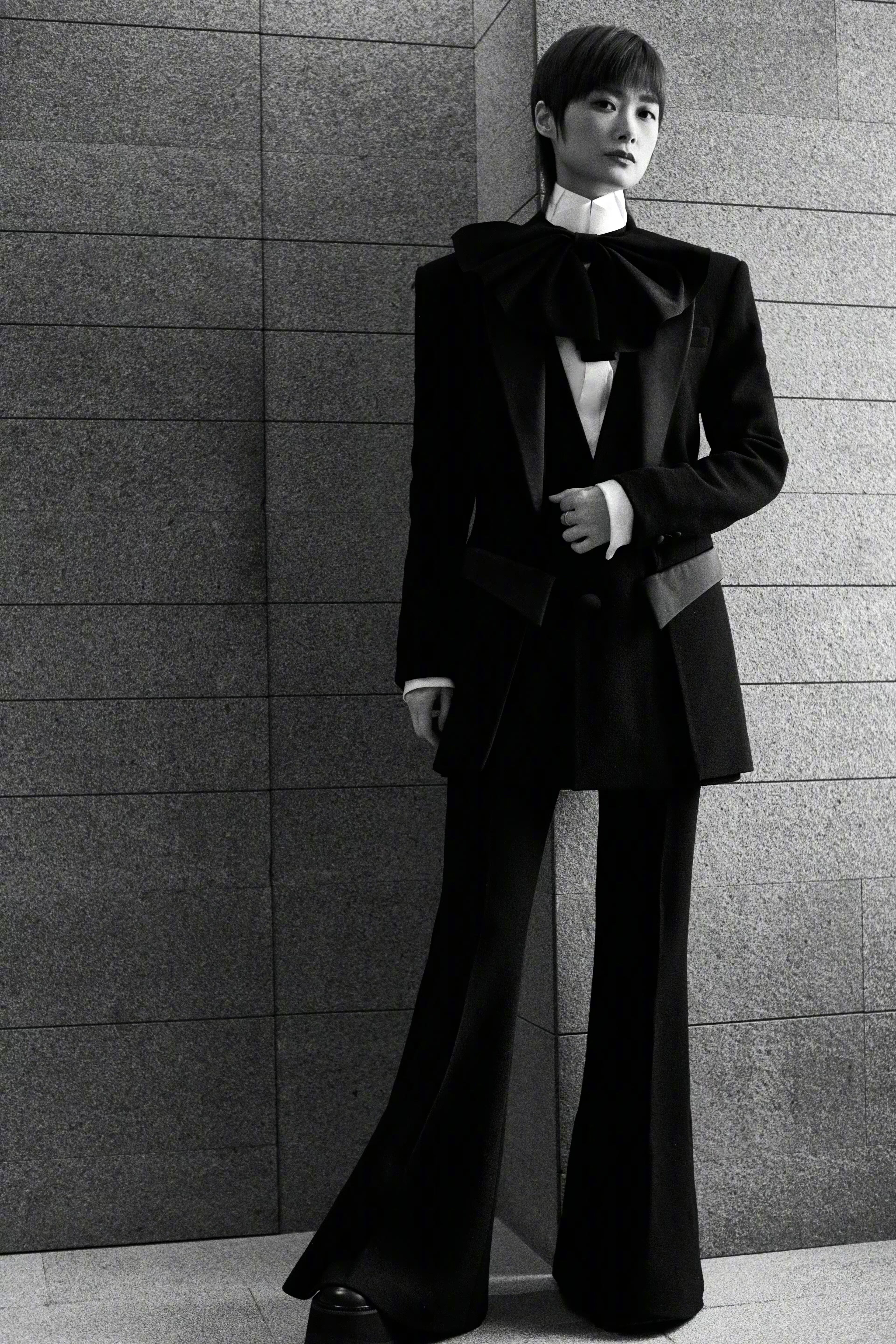 郑振瑶|时尚文化大赏红毯：杨紫吊带变露肩裙，白敬亭满脸水光，杨洋高贵