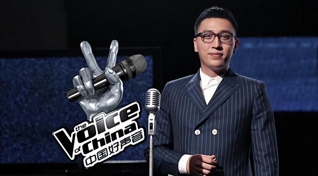 华少主持《好声音》12季，评论区沦陷，网友痛斥其不配称为男人