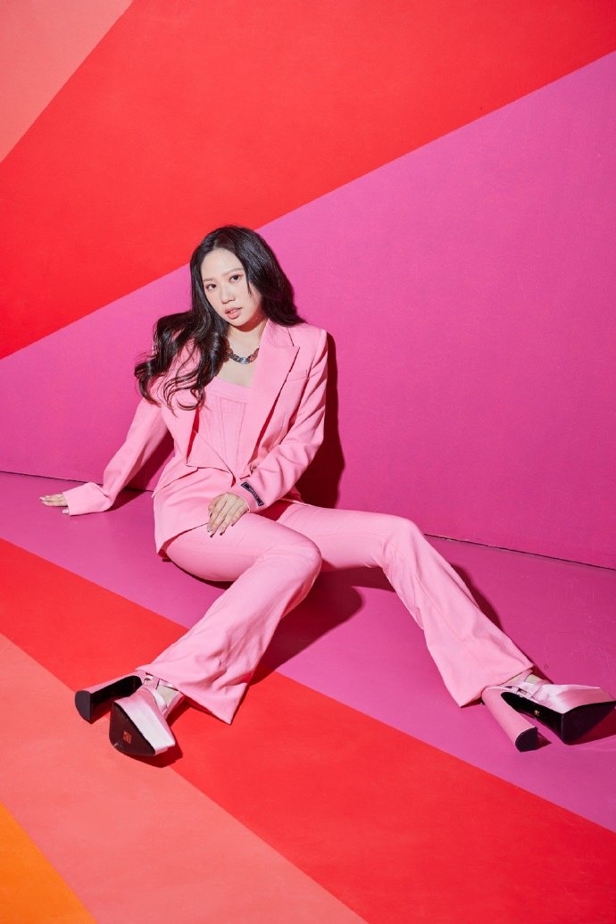 甄子丹妻子首任港姐决赛评审，穿粉色西装超年轻，还透露爱女近况