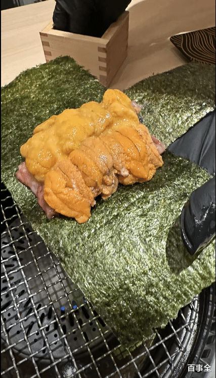 47岁李湘带女儿游日本,住高档酒店吃顶级寿司,山根肿胀鼻孔怪异