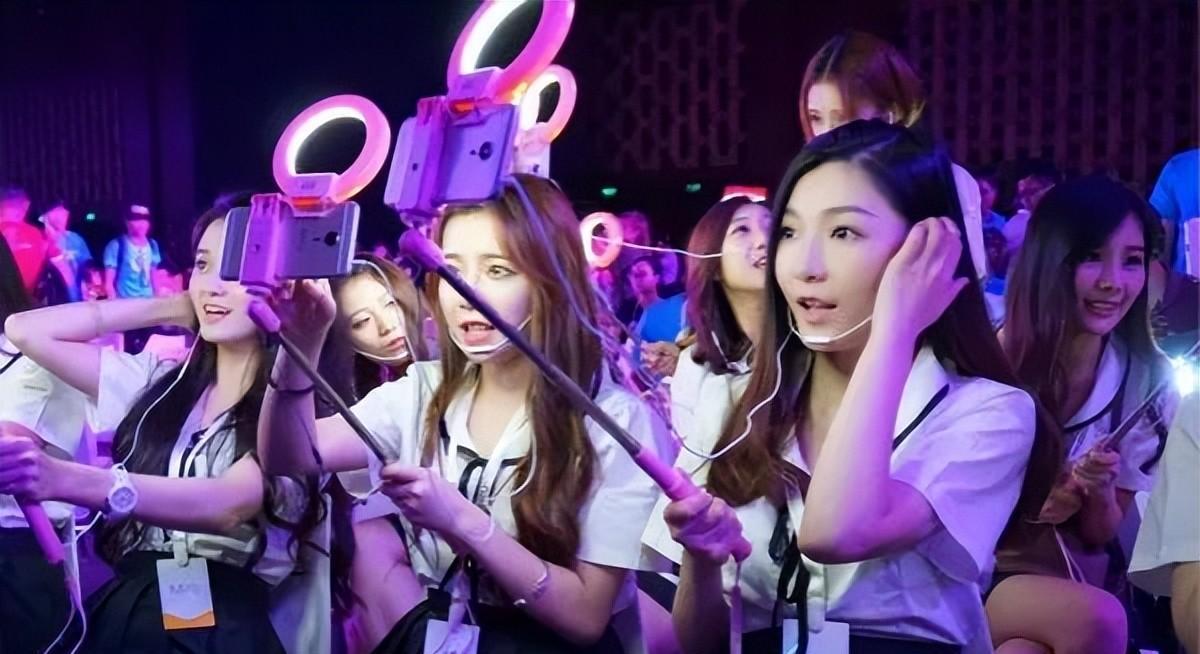 整容|“挖呀挖呀”黄老师遭遇网暴：38岁疑似整容