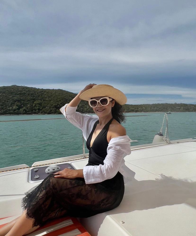 原来性感会遗传!Lisa妈妈晒蕾丝泳衣大片秀事业线,Lisa肚腩吸睛