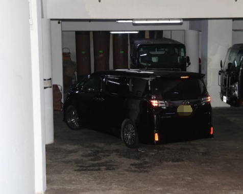 刘德华父亲设灵，华仔神情哀伤双手紧握，谢霆锋容祖儿送花圈