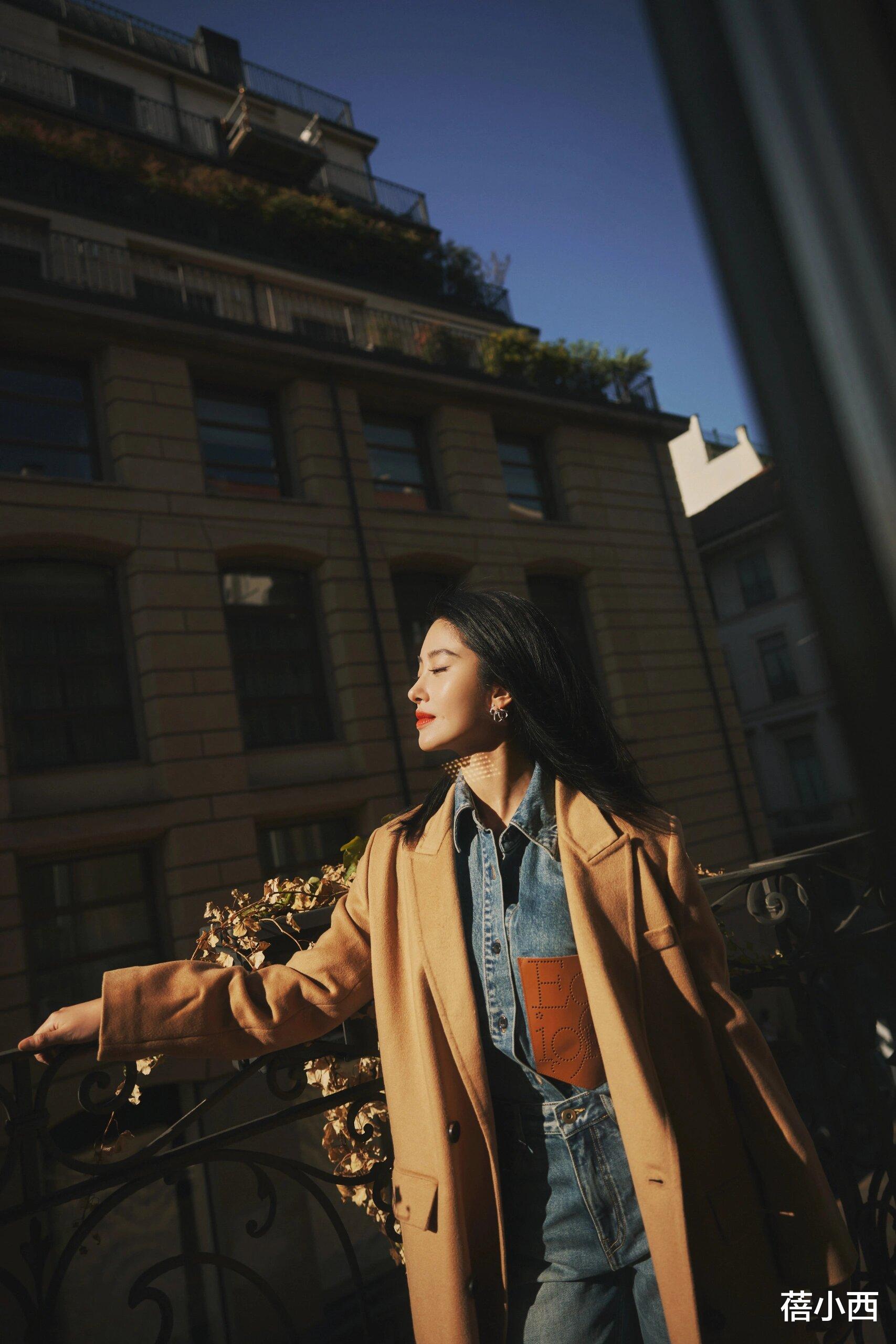 杨采钰又带火了大衣新穿法:内搭牛仔衬衫、西装外套,时髦又洋气