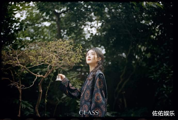 赵丽颖再登杂志封面,轻敲木鱼秀美腿,眼神凌厉气场强大