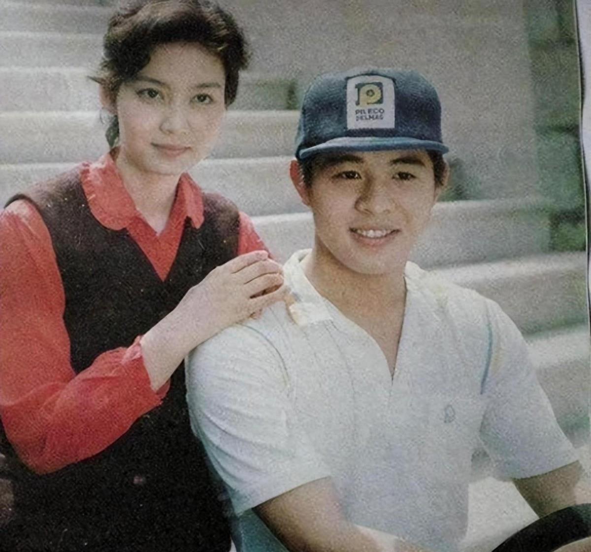 李连杰晒妻子近照,61岁利智衰老似老奶奶,反观前妻的状态依然优雅