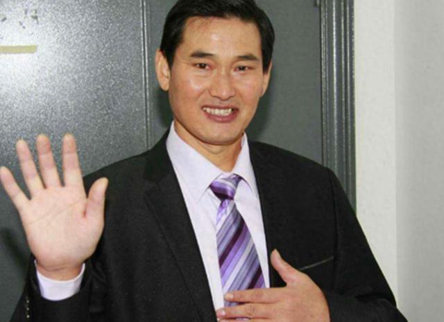 大衣哥被讹上了?70岁老人上门求助被拒,老人身份被扒