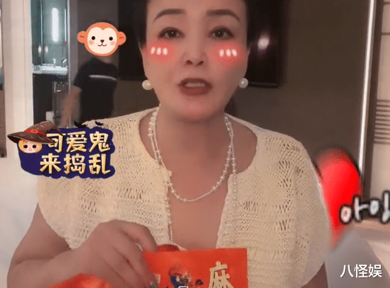 张兰直播，小箖箖主动跑奶奶身边撒娇，性格变活泼与之前判若两人