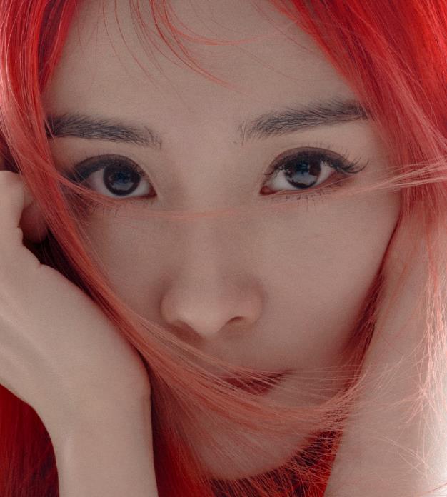 杨幂|36岁杨幂红发造型曝光，精修与未修图差距大，头发稀松还在强撑少女感