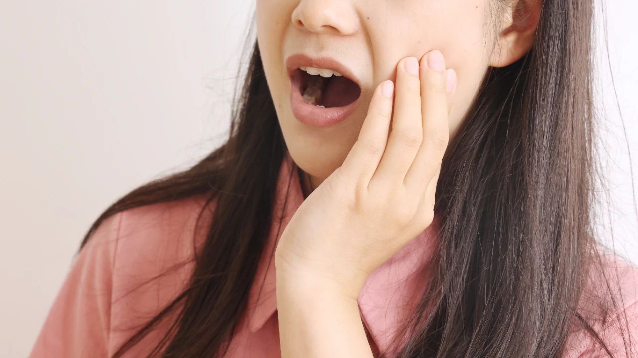 上厕所时尿液发黄，并伴有异味，可别忽视，有可能与3个因素有关