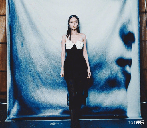 Angelababy在国外复出，登红秀封面时尚表现力一般，整个人瘦脱相