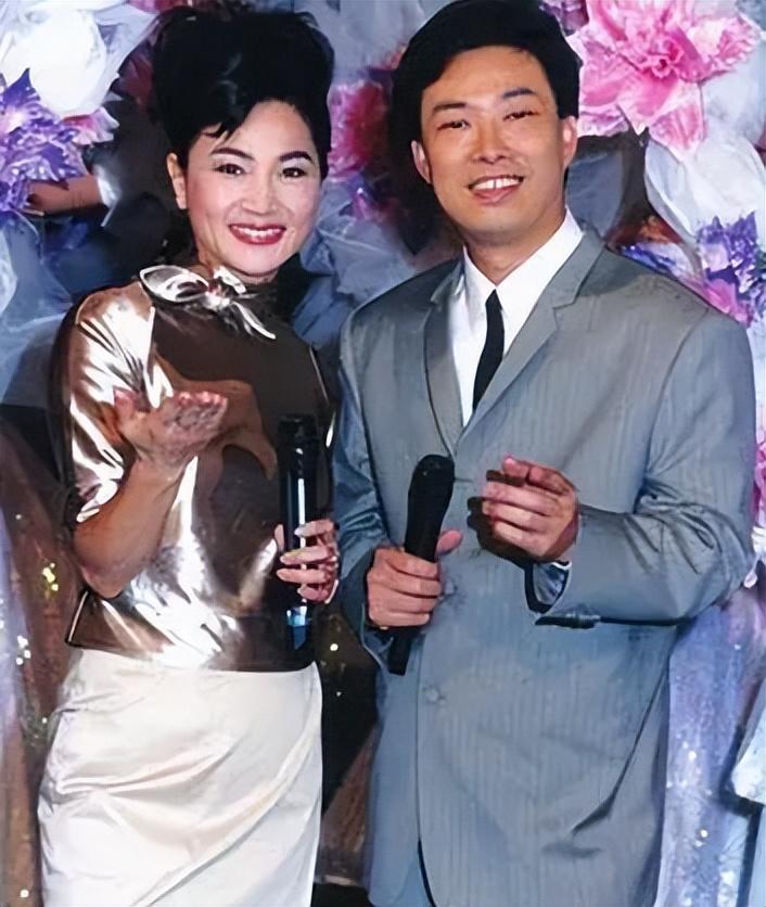 台媒曝费玉清病情恶化,昏迷半个月暴瘦24斤,私生子现身陪伴左右
