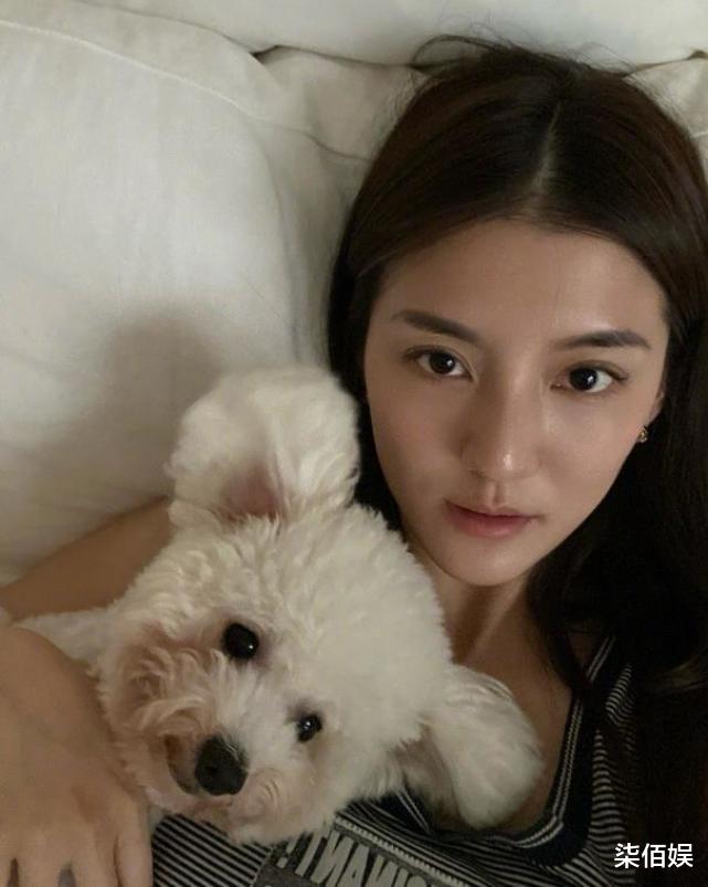 林峰|张馨月一家三口返港,幸福晒老公送的小礼物,林峯被指抠搜引热议