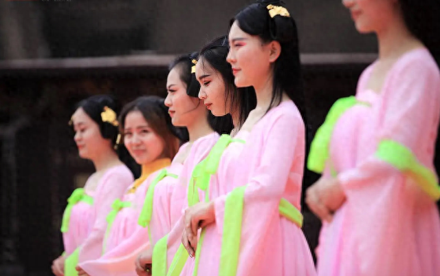 揭秘横店20万群演的真实状况，美女泛滥成灾，懒汉遍地都是！