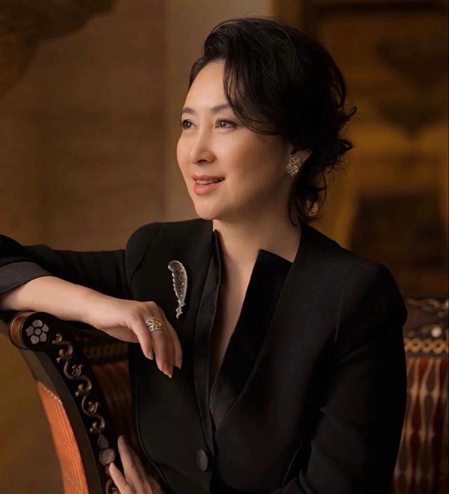 发型 看了何超琼的打扮，我悟了：穿裙显腰线、头发不过肩，更优雅得体