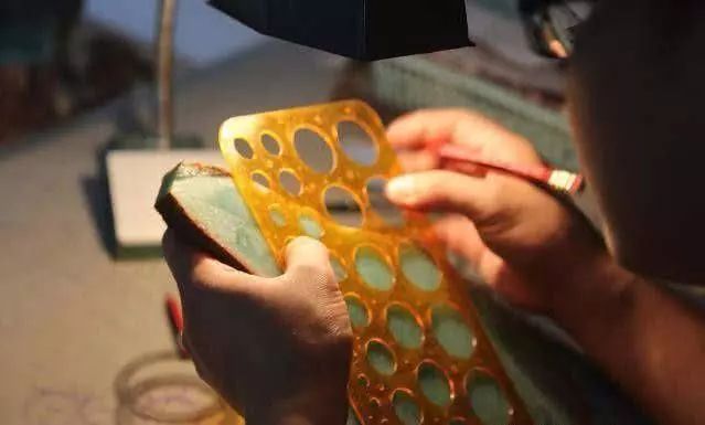 一块翡翠原石,竟切出数十条满绿手镯