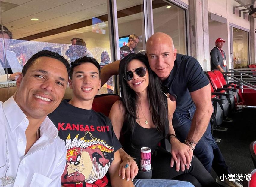 欧美明星|贝索斯53岁女友带娃吃饭，挺拔身姿把小衫撑到透明；富豪儿子真胖