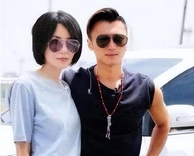 王菲|王菲和谢霆锋吵架？53岁王菲在街头捂脸痛哭，难自己行走需要搀扶