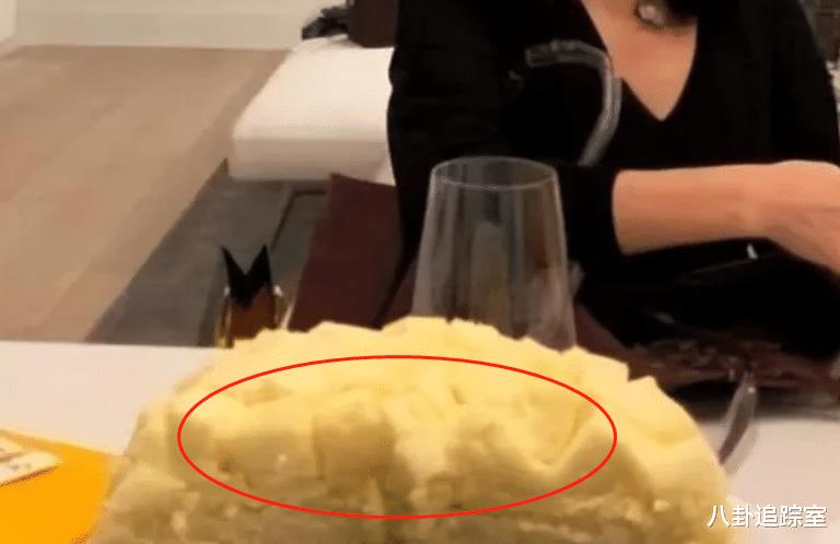 利智|61岁利智罕露面，皮肤松弛双颊下垂似妇女，与友人同吃蛋糕超放松