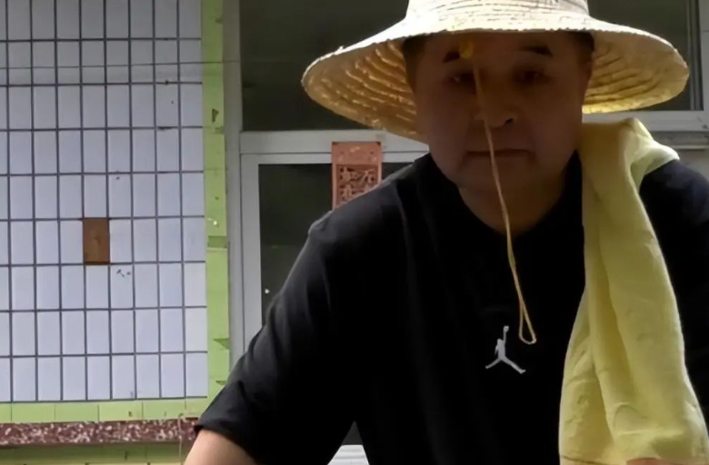 64岁毕福剑凄惨现状曝光，修三轮车，下田种地，生活举步维艰