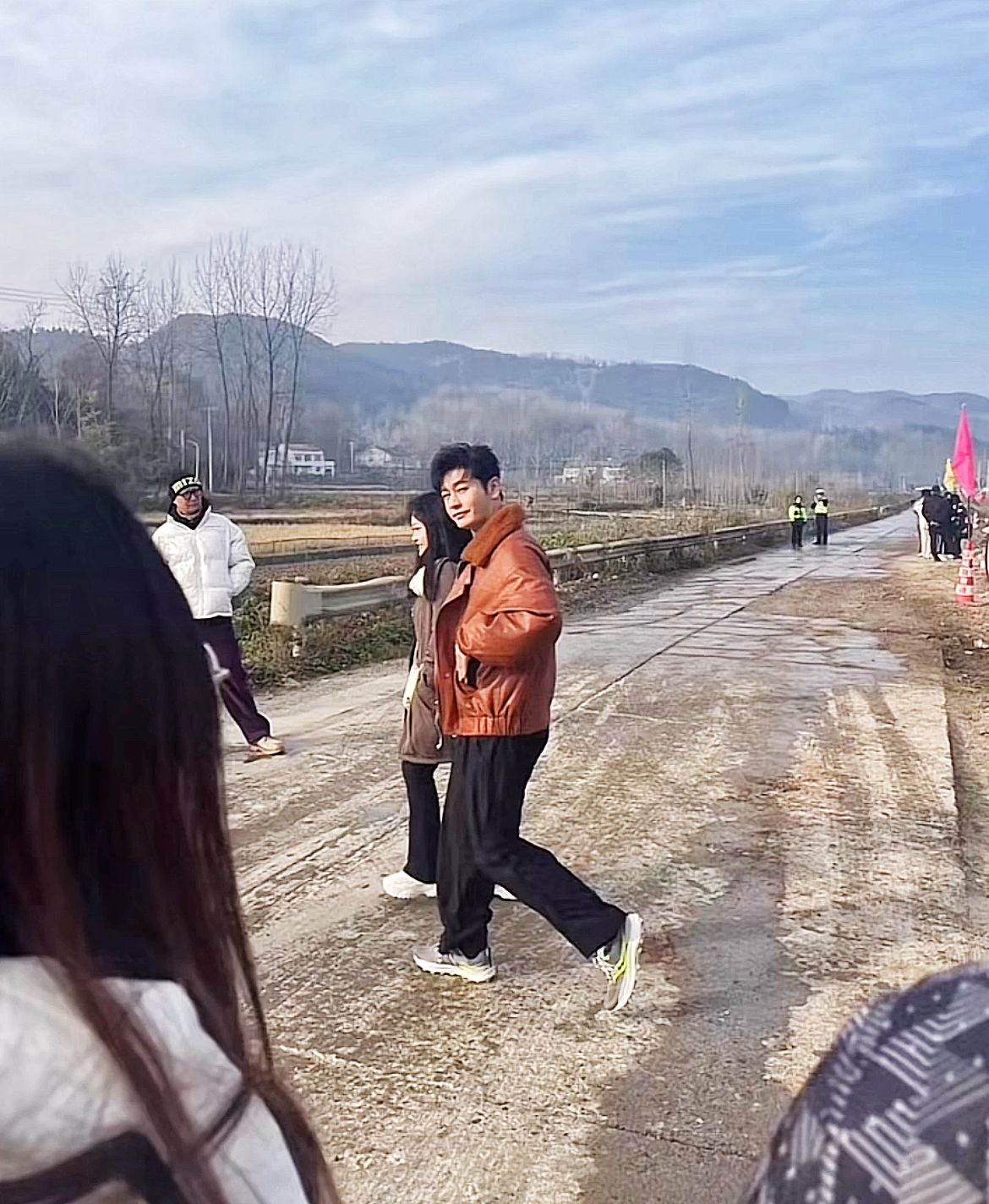 襄阳:46岁黄晓明录综艺节目,穿着土气腿很短,“拍摄角度问题”