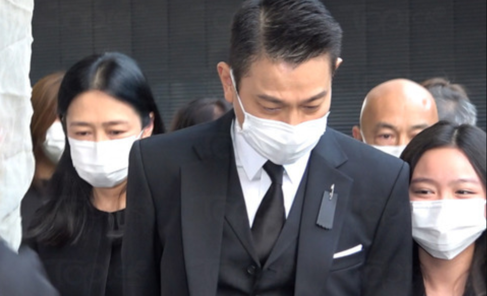 刘德华携妻儿现身父亲葬礼,刘母送别亡夫,郭富城任贤齐众星送花牌