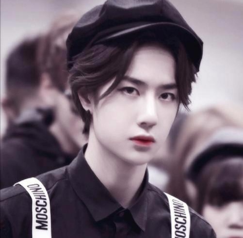 王一博|粉丝吹捧王一博成为乐华公司股东，网友指责乐华炒作，榨干王一博