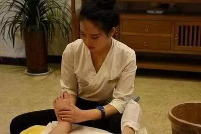 外交官|一个女足浴师,一个月工作343个钟,工资到手50256元,是公司当月的销售冠军,公司为此给她举办了一个颁奖仪式。