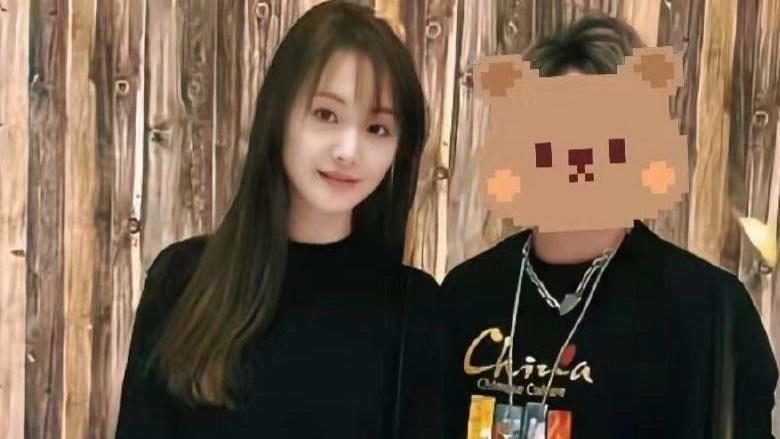 郑爽，一双靴子点破了其在美国生活的真实状态！