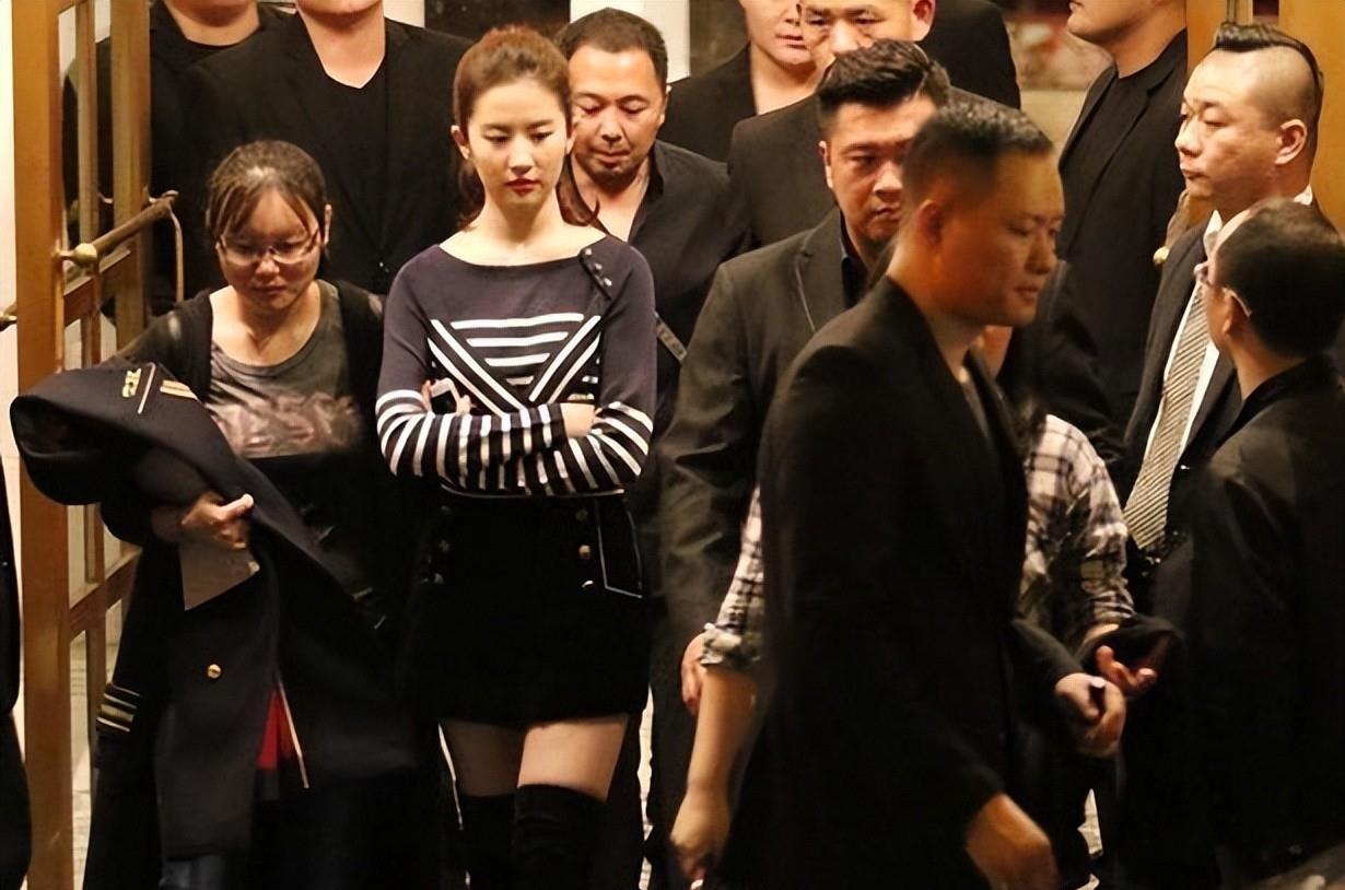 不会烧水，不会穿鞋，自以为很红，娱乐圈的“巨婴们”尴尬又好笑