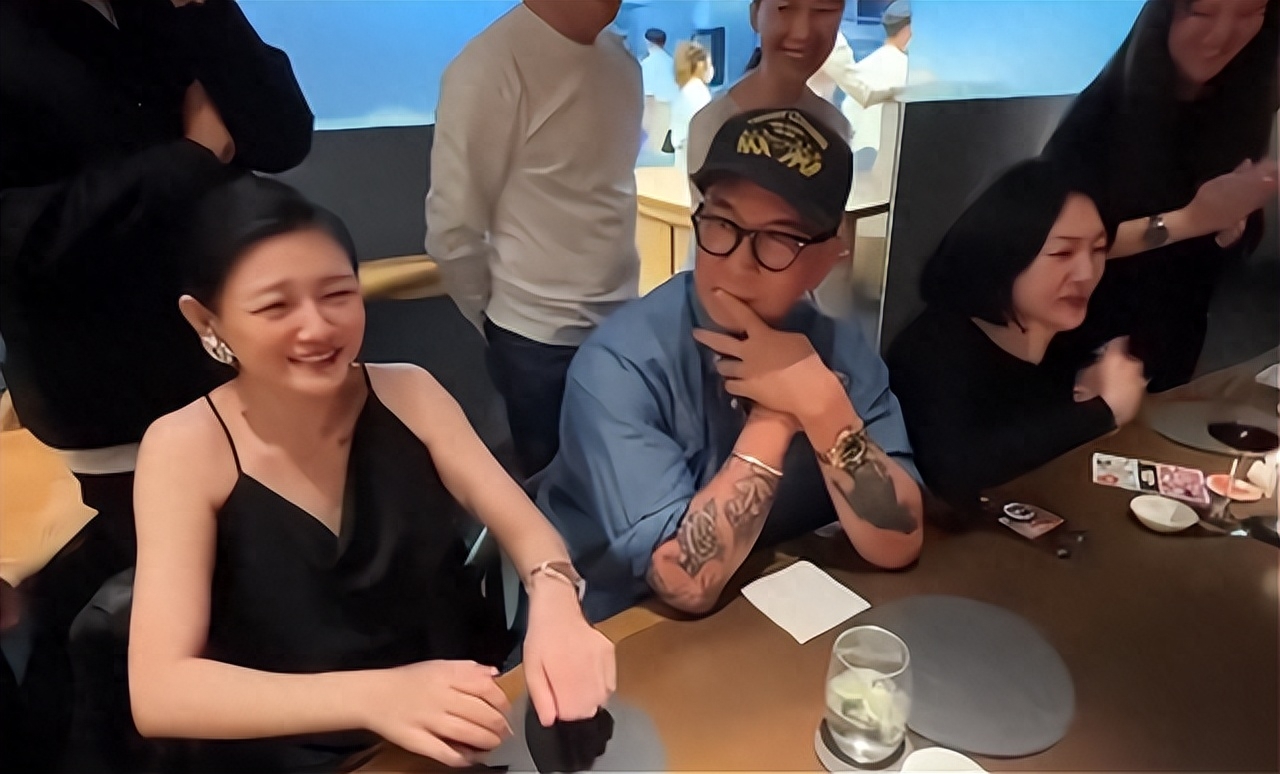 张兰祖孙三代新加坡团圆,9岁小玥儿身高快赶上奶奶,侧颜神似大S