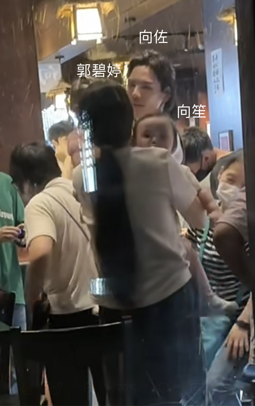 向佐郭碧婷被偶遇,一人抱一个孩子互动有爱,弟弟眼睛又大又圆好萌