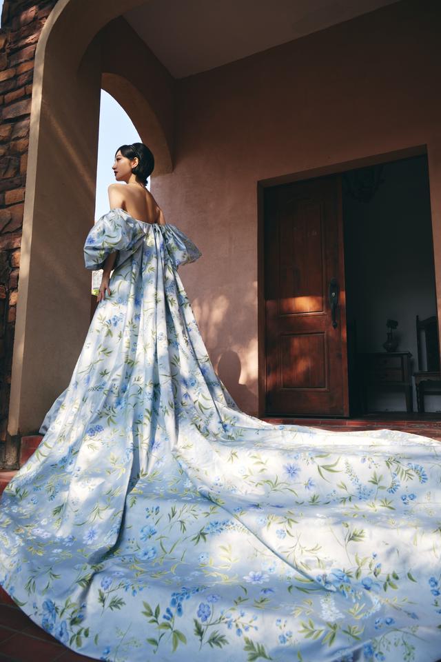 景甜蓝色抹胸拖尾裙短发妆造