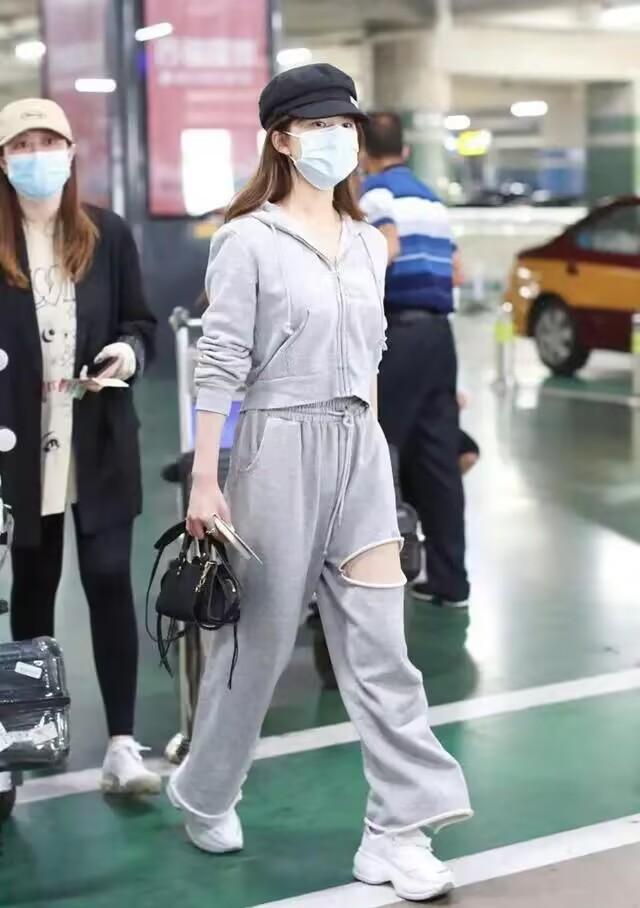 发型 不愧是赵露思!裤子上的“洞”比膝盖还大,走机场美出新高度
