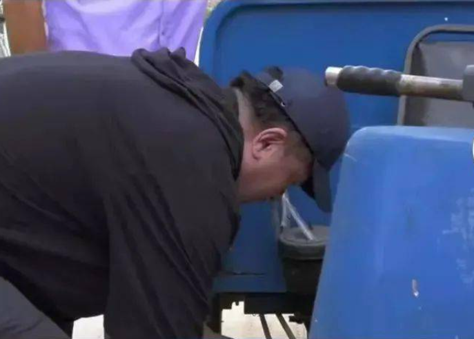 64岁毕福剑凄惨现状曝光，修三轮车，下田种地，生活举步维艰