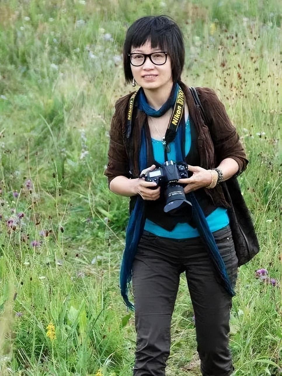 她连续4次登上春晚,却被恩师蒙骗同居堕胎,如今55岁仍单身