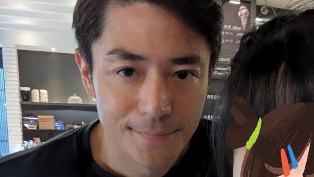 霍建华被偶遇，43岁依旧帅气不减，稀疏白发抢镜！粉丝偶遇感言曝光