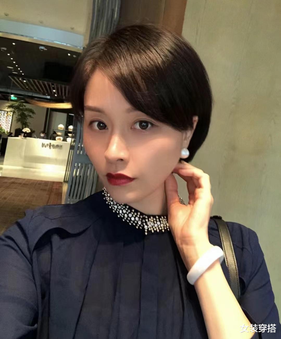 女人过了50岁，不知道留什么发型？建议试试这5款，优雅气质又减龄