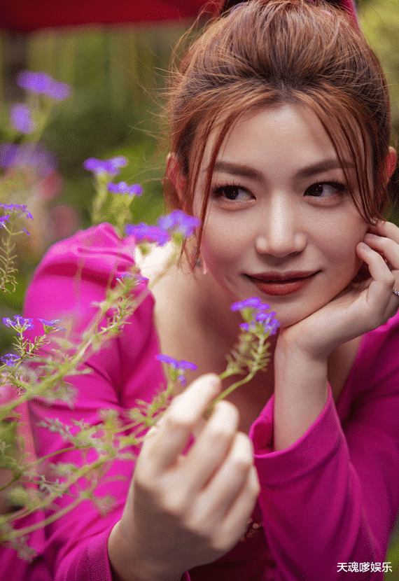 陈妍希|陈妍希庆生照曝光，忽而气场强大忽而变可爱如大片，陈晓冷漠依旧