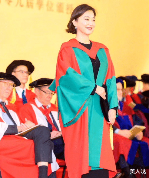 短发|68岁林青霞博士毕业照曝光！普通博士袍也穿得如此优雅，完全诠释什么叫腹有诗书气自华