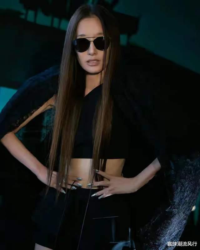 74岁王薇薇要不要这么辣！透视蕾丝配胸衣长筒袜，少女身材惹人羡