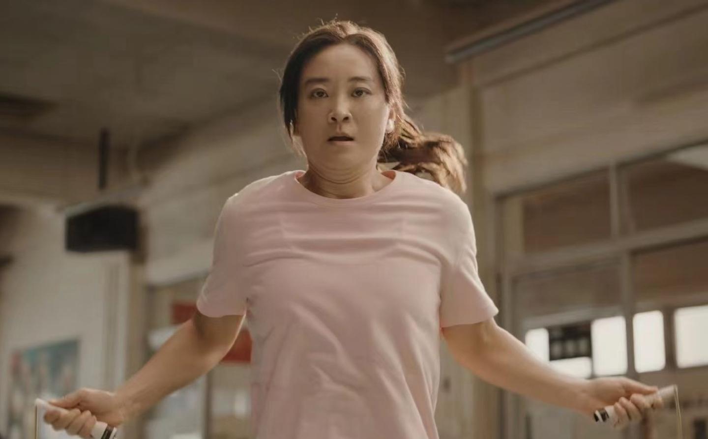 女星贾玲暴瘦引热议,面容憔悴嘴唇苍白,手臂紧实疑似高强度锻炼