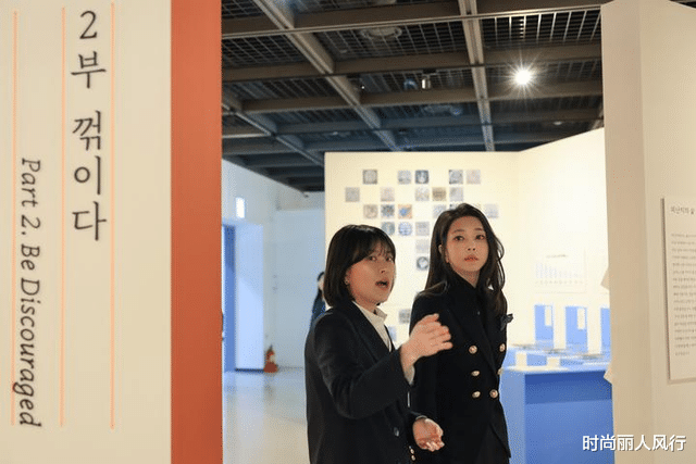 小黑裙 韩国第一夫人难怪受爱戴！穿小黑裙慰问老人，蹲下身子交流超温柔
