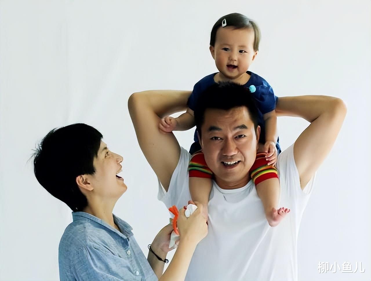 演员董勇：曾发誓不结婚，却在45岁被嫂子“逼婚”，娶小9岁娇妻