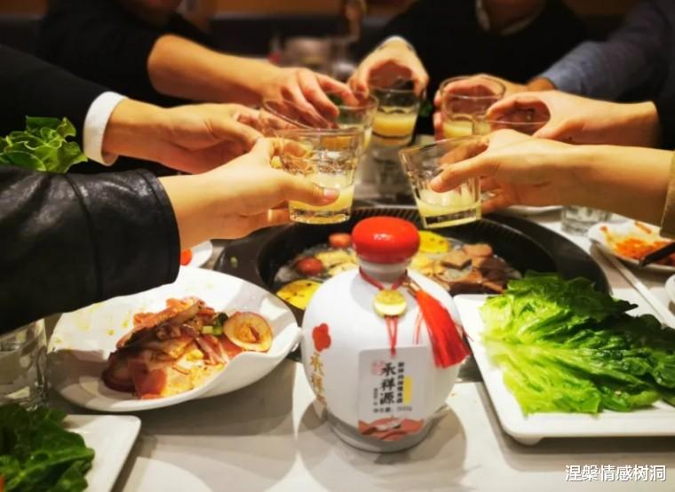 退休厅级伯父告诫我：饭局上领导给你“递烟”，千万别说“我不会抽烟”，高情商的应对是这样的